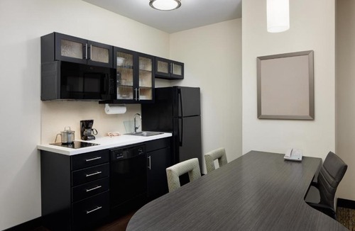 Valdosta Hotel | Candlewood Suites Valdosta Mall by IHG