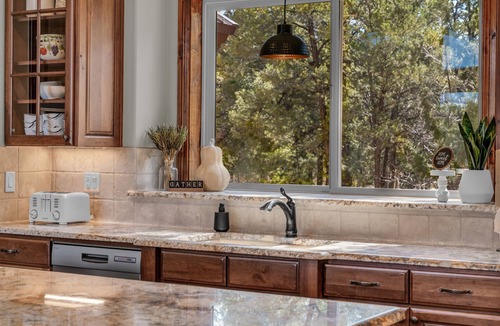 Zion National Park East Entrance Cabin | Canyon Ridge Retreat| hot tub, mins from Zion