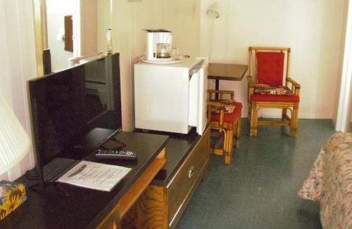 Ivy Lea Hotel | Capricorn Motel Royale 1000 Islands