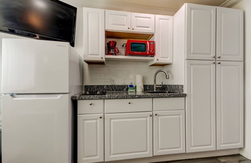 Sunset Reef Apartment | 🌴Carousel Suite #5 – Your Beachy Studio 🏖️ Steps to the Beach!