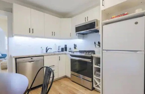 Leslieville Hotel | Casa Hotel: Modern 2BR Suite in Leslieville
