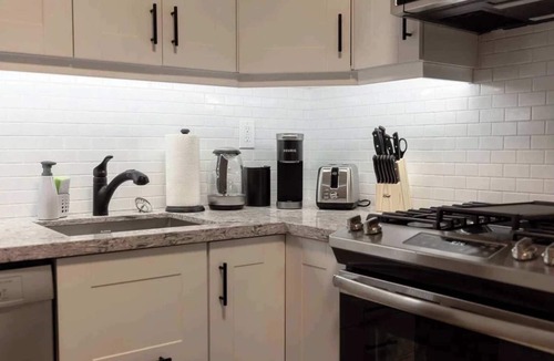 Leslieville Hotel | Casa Hotel: Modern 2BR Suite in Leslieville