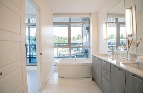 Innisfil Apartment | Casa Lago 5 Bed Waterfront House