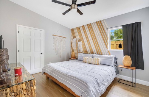 Conway House | Casa LUNA w/Fireplace + Lake View + 10min to dwtn
