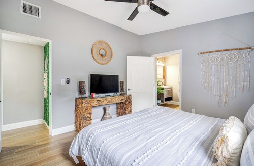 Conway House | Casa LUNA w/Fireplace + Lake View + 10min to dwtn
