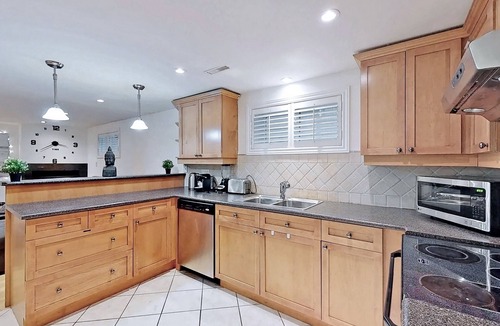 Newtonbrook Apartment | CasaPapa | Stylish 2-Bed Suite w/Full Kitchen & 80” TV