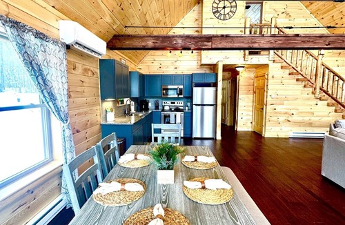 West Oneonta Cabin | Cedars Log Home : Brand New Lake Front w Kayaks & Hot Tub!