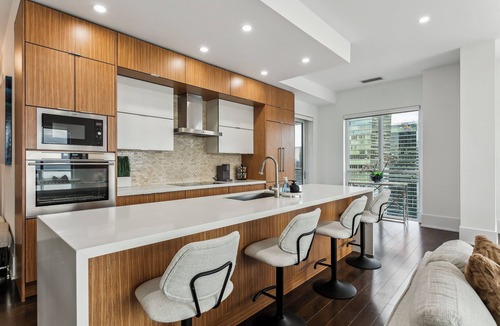 CityPlace Apartment | Central CN Tower View | 3bed 3 bath | 6 Guest | Pool | Gym | Parking