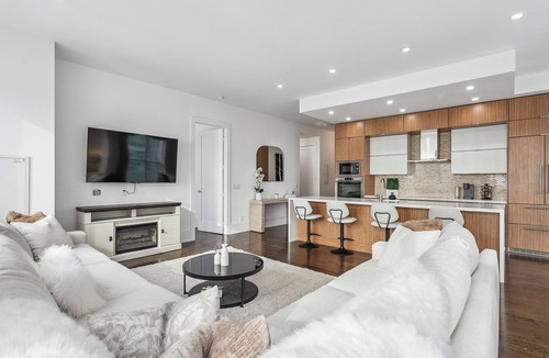 CityPlace Apartment | Central CN Tower View | 3bed 3 bath | 6 Guest | Pool | Gym | Parking