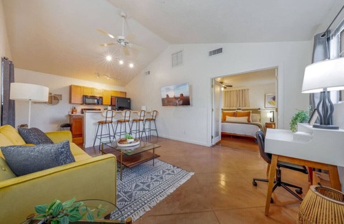 Blenman-Elm House | Central/Guesthouse/Fenced/Cozy/1 BR & 1 BA