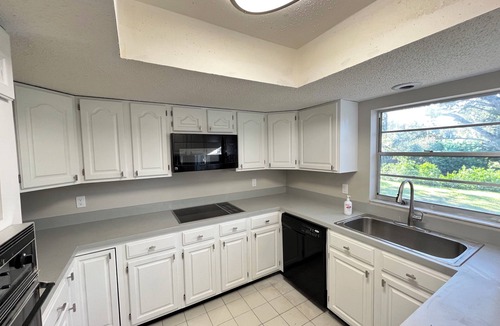 Town N County Park House | Centrally 2BR/2BA Creek House with Washer, Dryer and Parking
