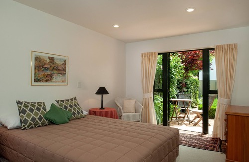 Akaroa Apartment | Centrally Located Apartment 1 block away from Akaroa wharf and dining.