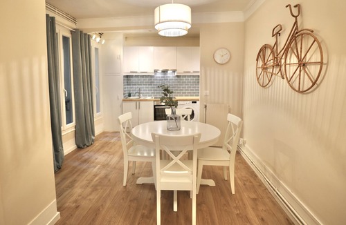 Quartier de la Porte-Saint-Denis Apartment | Centric and spring flat!