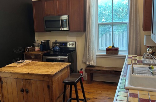 Orangeville House | Century home 3 bed with Gas Fireplace/fenced yard and 5 minute walk to Broadway