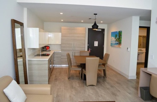 Hollywood Condo | CH Luxury Condo|Accessible|Partial Ocean View-CS5
