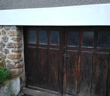Sucy-en-Brie Hostel | CHADI hostel # uniquement pour chauffeur des camions étranger seulement, pas de toilette et pas de doucche # obligatoire de quitter l'endroit entre 7 hr et 23 h