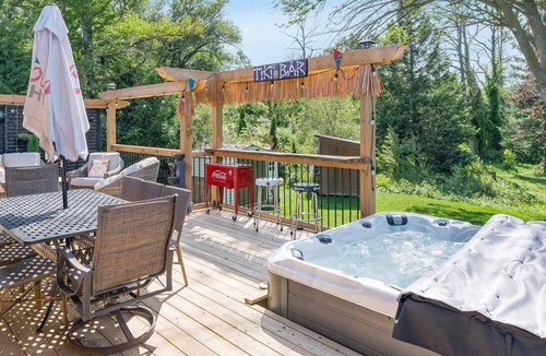 The Blue Mountains Ski Chalet | CHALET IN BLUE MOUNTAIN WITH HOT TUB