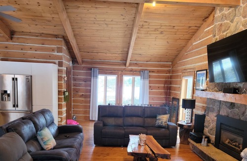 The Blue Mountains Ski Chalet | CHALET WITH HOT TUB IN THE BLUE MOUNTAINS!!!