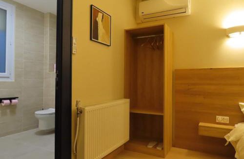 Bondy House | Chambre avec grand lit et salle de bain privative pour 2 personnes