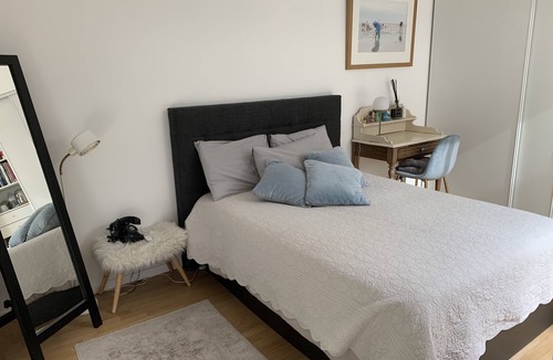 Suresnes Bed & Breakfast | Chambre Bleue Cosy Avec Salle de Douche Privée