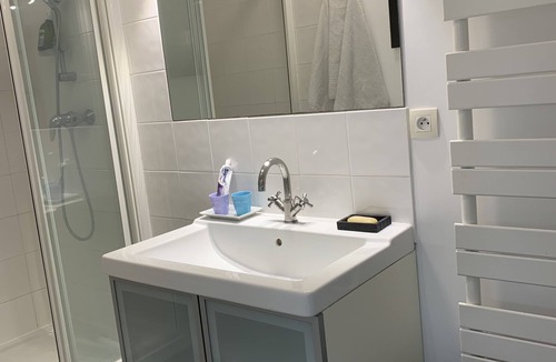 Suresnes Bed & Breakfast | Chambre Bleue Cosy Avec Salle de Douche Privée