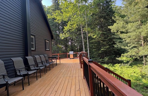 Gravenhurst Cottage | Charcoal Tree House: Cozy Cottage, Luxe Deck, Stargazing, Theatre, Forest Views