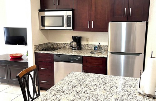 Lake Buena Vista Apartment | Charming 1-Bedroom, 1-Bath Apartment 10 Minutes to Disney with Pool Access