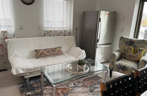 Cos Cob Apartment | Charming 1-bedroom apartment in Greenwich with Water View & Balcony.