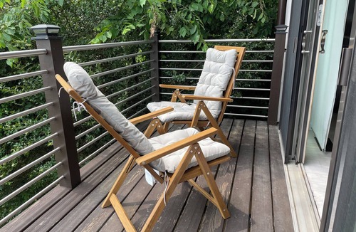 Cos Cob Apartment | Charming 1-bedroom apartment in Greenwich with Water View & Balcony.