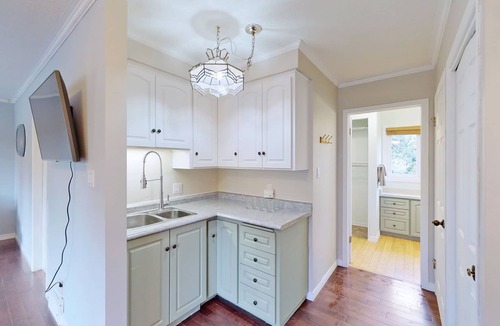 Breslau House | Charming 1 Bedroom Apartment Overlooking Garden