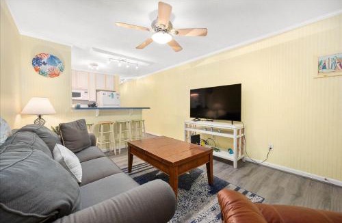Caine Woods House | Charming 1 Bedroom Condo with Outdoor Pool!