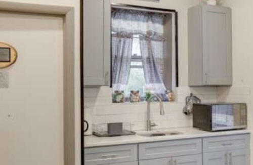 Harrisburg House | Charming 1-bedroom house in lovely Harrisburg with AC