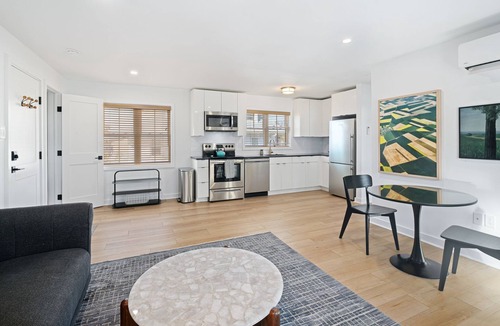 Manoa Apartment | Charming 1-bedroom in welcoming Ardmore with WiFi, AC, washer/dryer in unit.