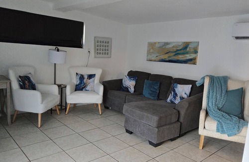 Inwood House | Charming 1-bedroom guesthouse with pool view WiFi and AC in Winter Haven