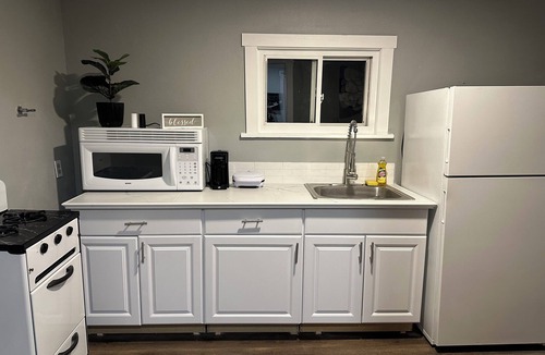 Dale Apartment | Charming 1-king-bedroom apartment in Johnstown