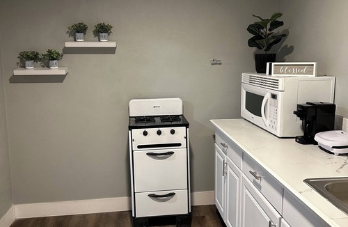 Dale Apartment | Charming 1-king-bedroom apartment in Johnstown
