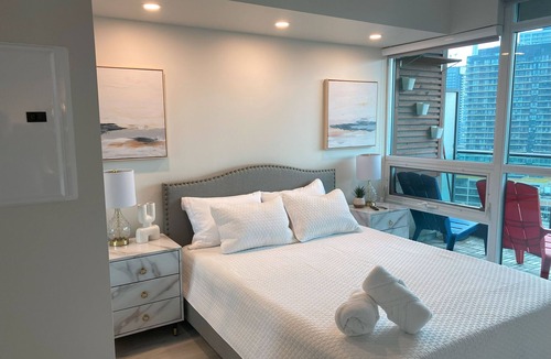 Fort York Condo | Charming 2 Bed/2 Bath condo + office. Close to everything in Downtownn