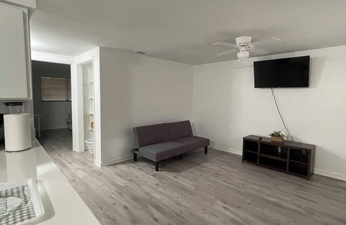 University Apartment | Charming 2-bedroom apartment with WiFi and AC in sunny Tampa