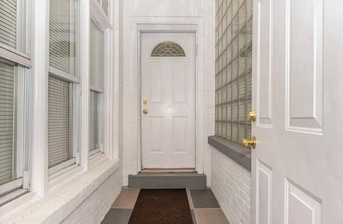 Harrisburg House | Charming 2-bedroom home w/WiFi, AC, pet friendly close to Farm Show in Uptown
