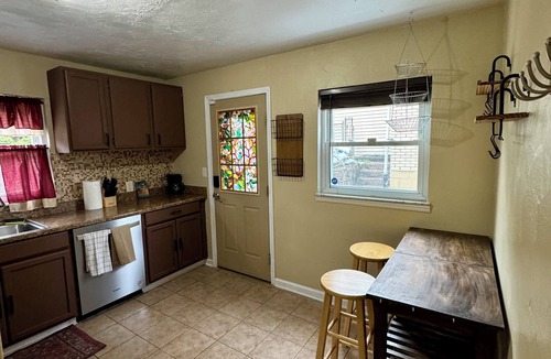 Brookline House | Charming 2-bedroom house with AC, WiFi in Pittsburgh