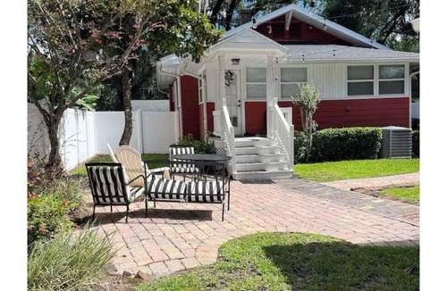 College Park House | Charming 2-bedroom house with WiFi, AC in vibrant College Park, Orlando