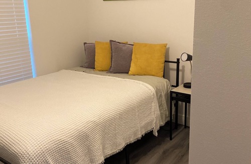 Oak Ridge House | Charming 2-bedroom house in welcoming Orlando with AC and parking.