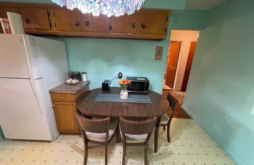 Queens House | Charming 2-bedroom house in Queens with WiFi and AC