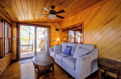 Lisbon House | Charming 2-bedroom lake front property that is family friendly.