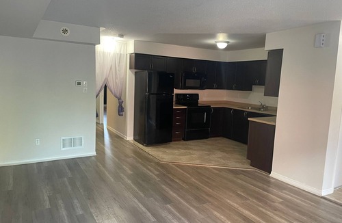 Oakville House | Charming 2-bedroom townhome with AC and WiFi in Oakville