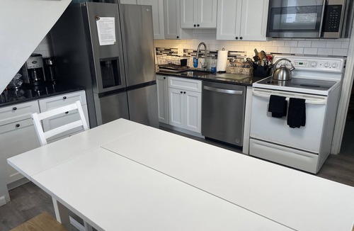 Radnor Cottage | Charming 3 Bedroom/2 Bathroom Carriage House, Kids & Pet Friendly
