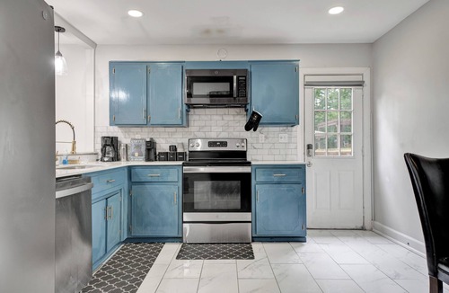 Crestline Heights House | Charming 3-bedroom bungalow with WiFi in Bham, 12 mins from UAB.