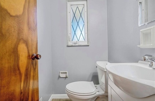 Option House | Charming 3-bedroom house with WiFi, AC in superb Pittsburgh