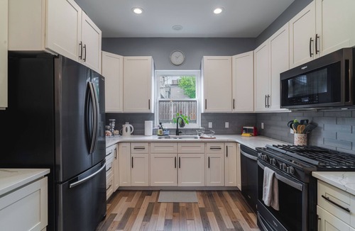 Lower Lawrenceville House | Charming 3-bedroom house in Pittsburgh with Skyline Views & Putting Green