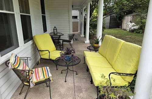 Glen Cove House | Charming 3-bedroom house, water views, beach access on the North Shore